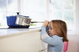 những rủi ro khi trẻ sử dụng bếp từ